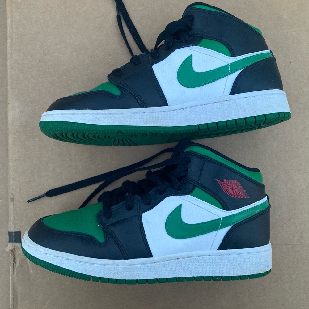 Air Jordan 1 Mid
Pine Green